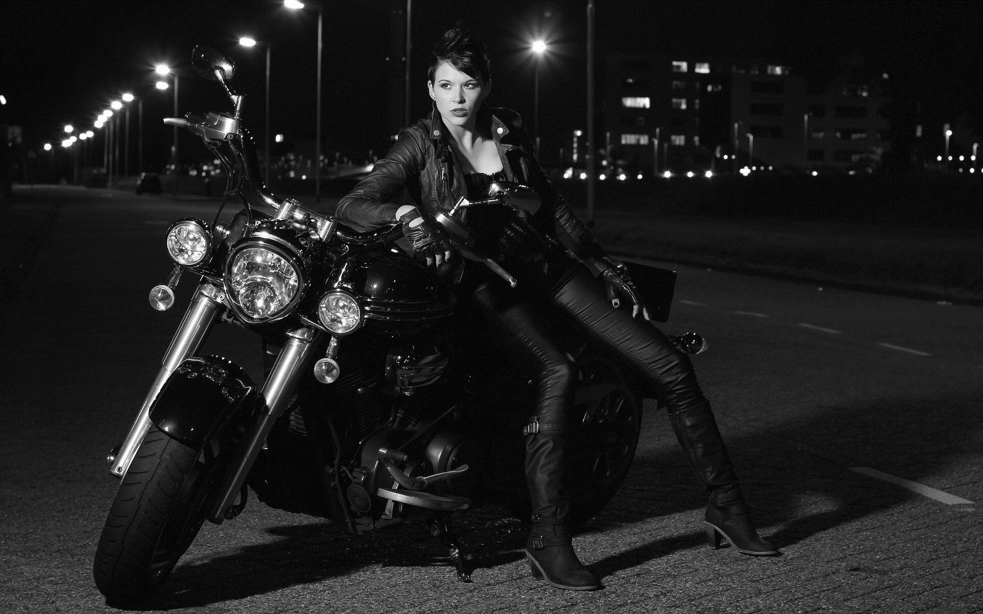 Photo Beautiful girls and motorcycles in Belford Roche