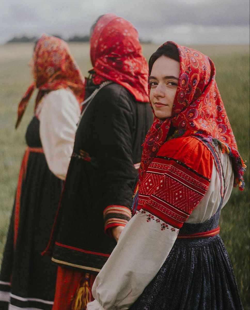 Women in Slavic costumes’s look of the day — catch her live in Belford Roche