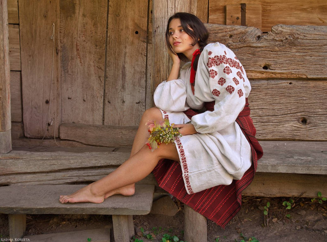 Fresh photos, fresh mood — Women in Slavic costumes online in Belford Roche