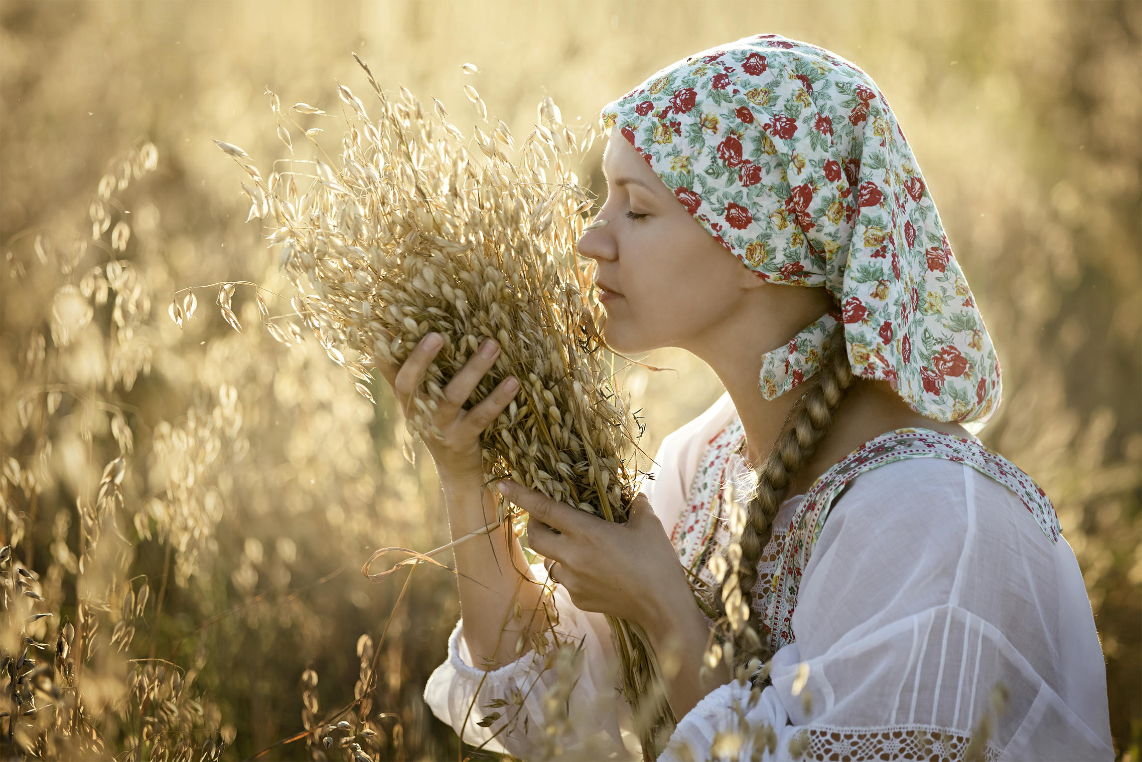 Photo Women in Slavic costumes in Belford Roche